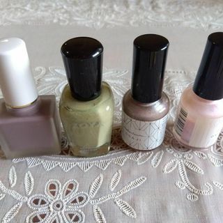 ゾヤ(ZOYA)のネイルポリッシュ3種×4本セット　to one・ZOYA・OSAJI(マニキュア)