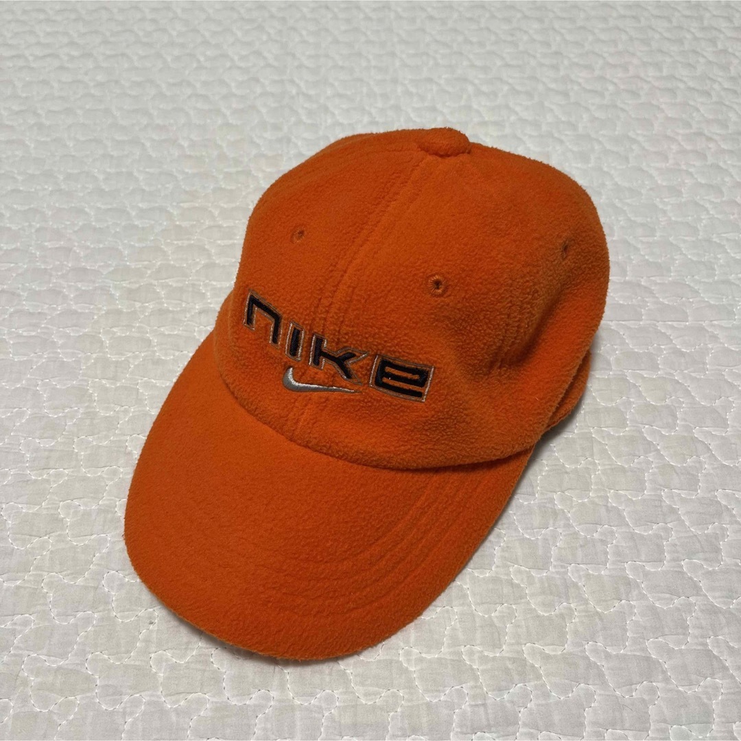 NIKE(ナイキ)のNIKE キッズキャップ フリース オレンジ キッズ/ベビー/マタニティのこども用ファッション小物(帽子)の商品写真