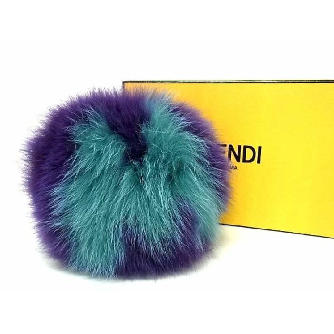 FENDI ポンポンチャーム　ホワイト　バッグチャーム