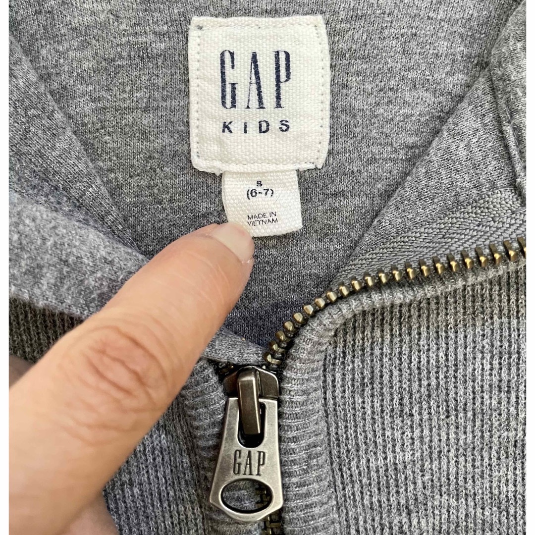 GAP Kids(ギャップキッズ)のGAP☆ハーフジップ カットソー 120 グレー 長袖 キッズ/ベビー/マタニティのキッズ服男の子用(90cm~)(Tシャツ/カットソー)の商品写真