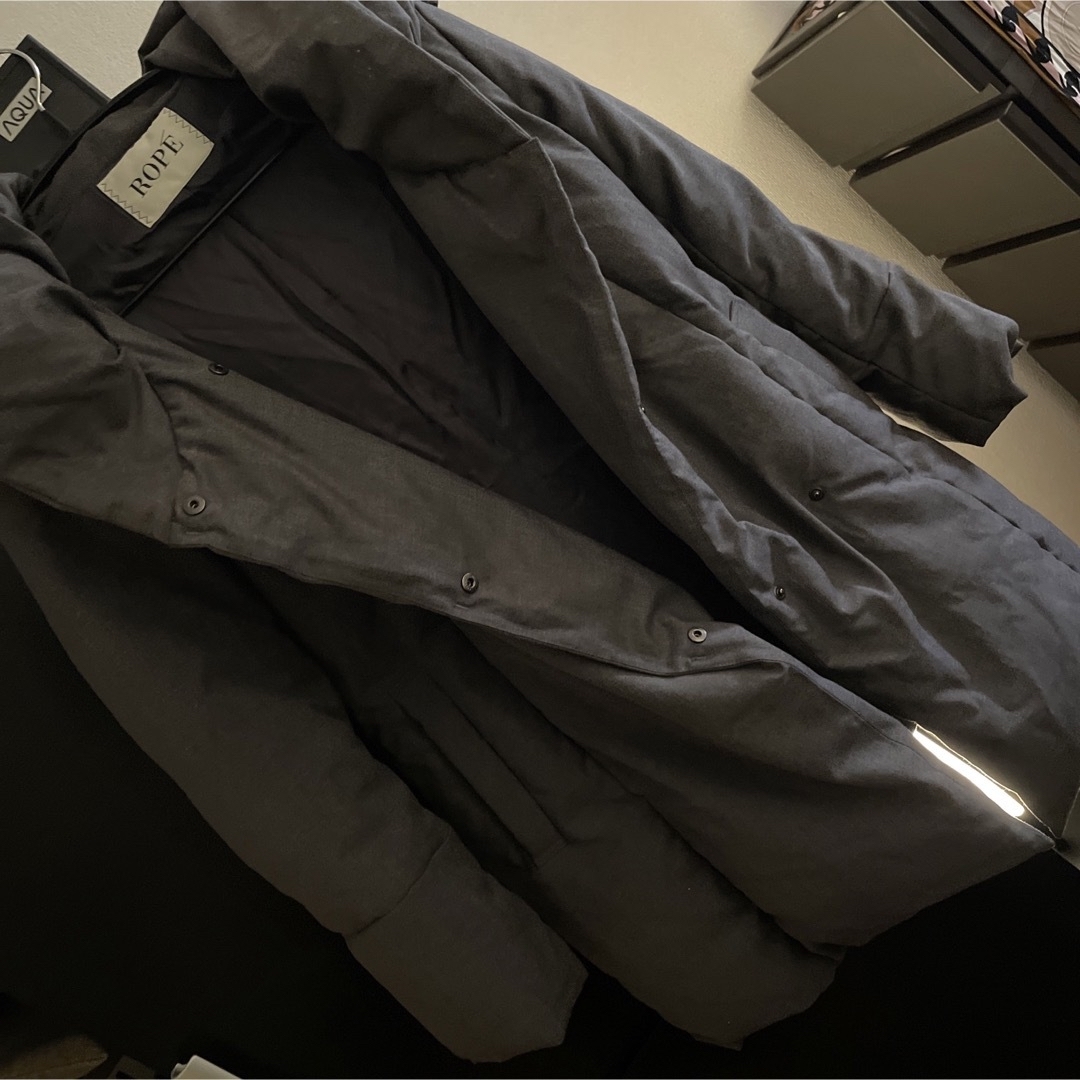 ROPE’(ロペ)のROPE ショールカラー ミドルダウンジャケットコート チャコールグレー レディースのジャケット/アウター(ダウンジャケット)の商品写真