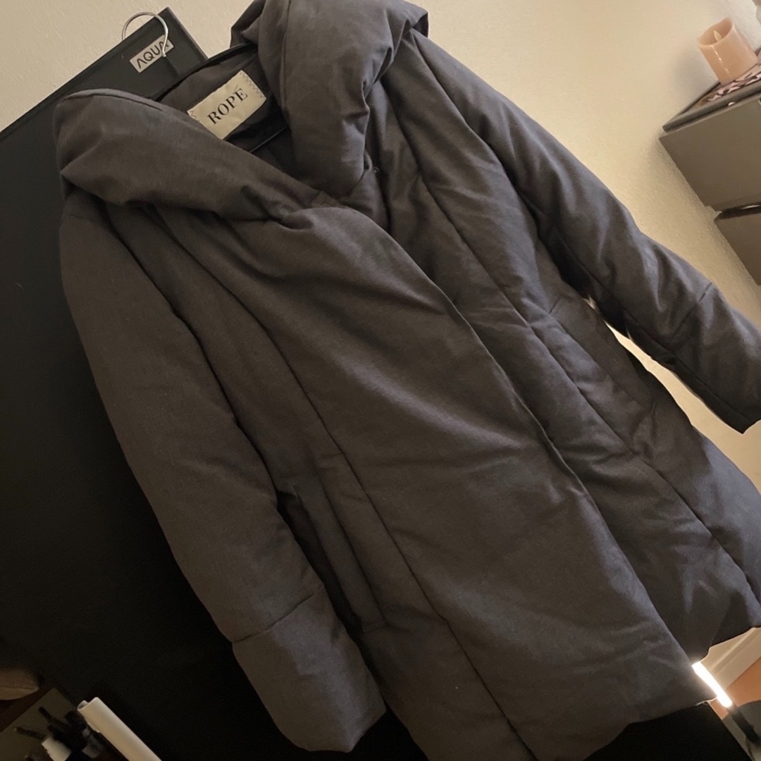 ROPE’(ロペ)のROPE ショールカラー ミドルダウンジャケットコート チャコールグレー レディースのジャケット/アウター(ダウンジャケット)の商品写真