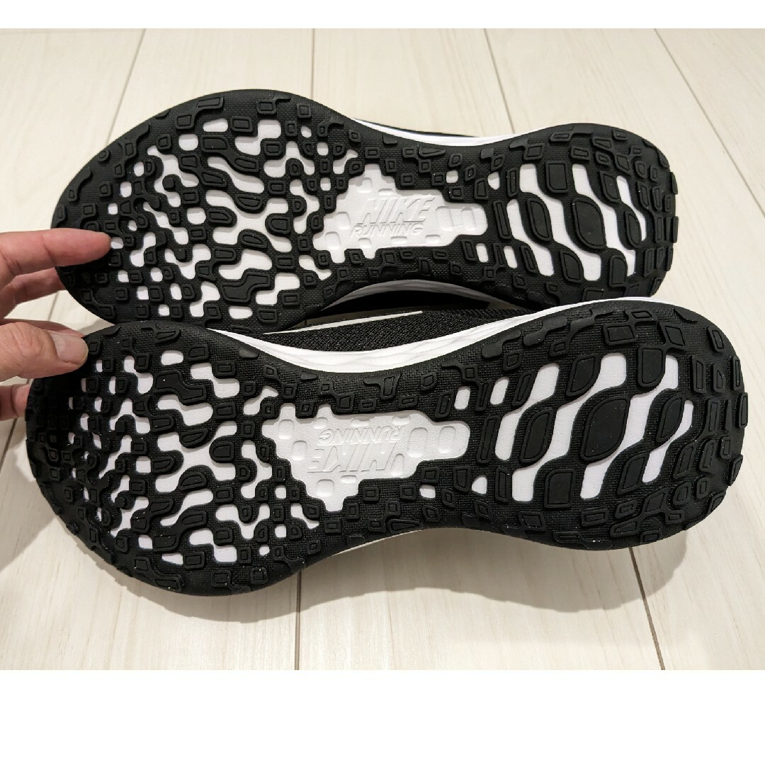 【新品・人気・NIKE】ナイキ レボリューション６ 通学 学生 ジム ランニング メンズの靴/シューズ(スニーカー)の商品写真