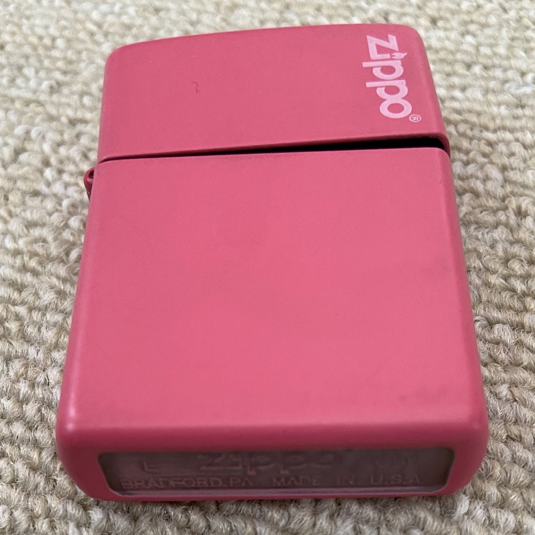 ZIPPO(ジッポー)のzippoピンクマットカラーロゴ入り メンズのファッション小物(タバコグッズ)の商品写真