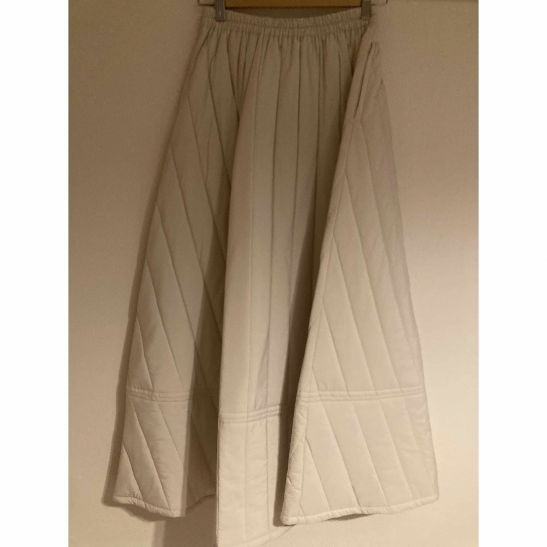 新品未使用　美品　machatt キルティングスカート　ホワイト レディースのスカート(ロングスカート)の商品写真