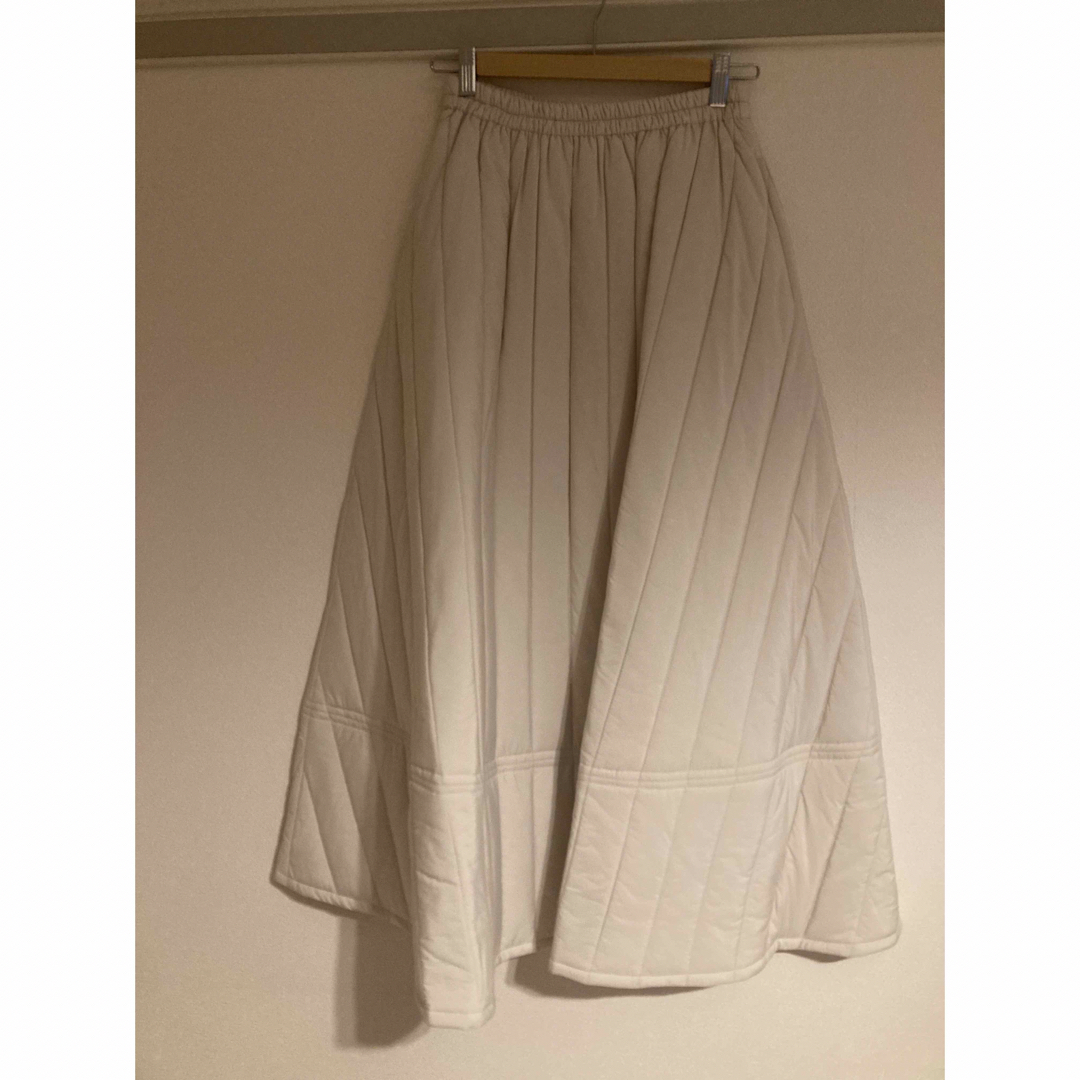新品未使用　美品　machatt キルティングスカート　ホワイト レディースのスカート(ロングスカート)の商品写真