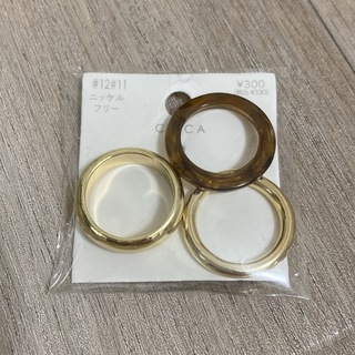 スリーコインズ(3COINS)のスリーコインズ　スリコ　リング　指輪　ゴールド　べっ甲風プラスチック(リング(指輪))