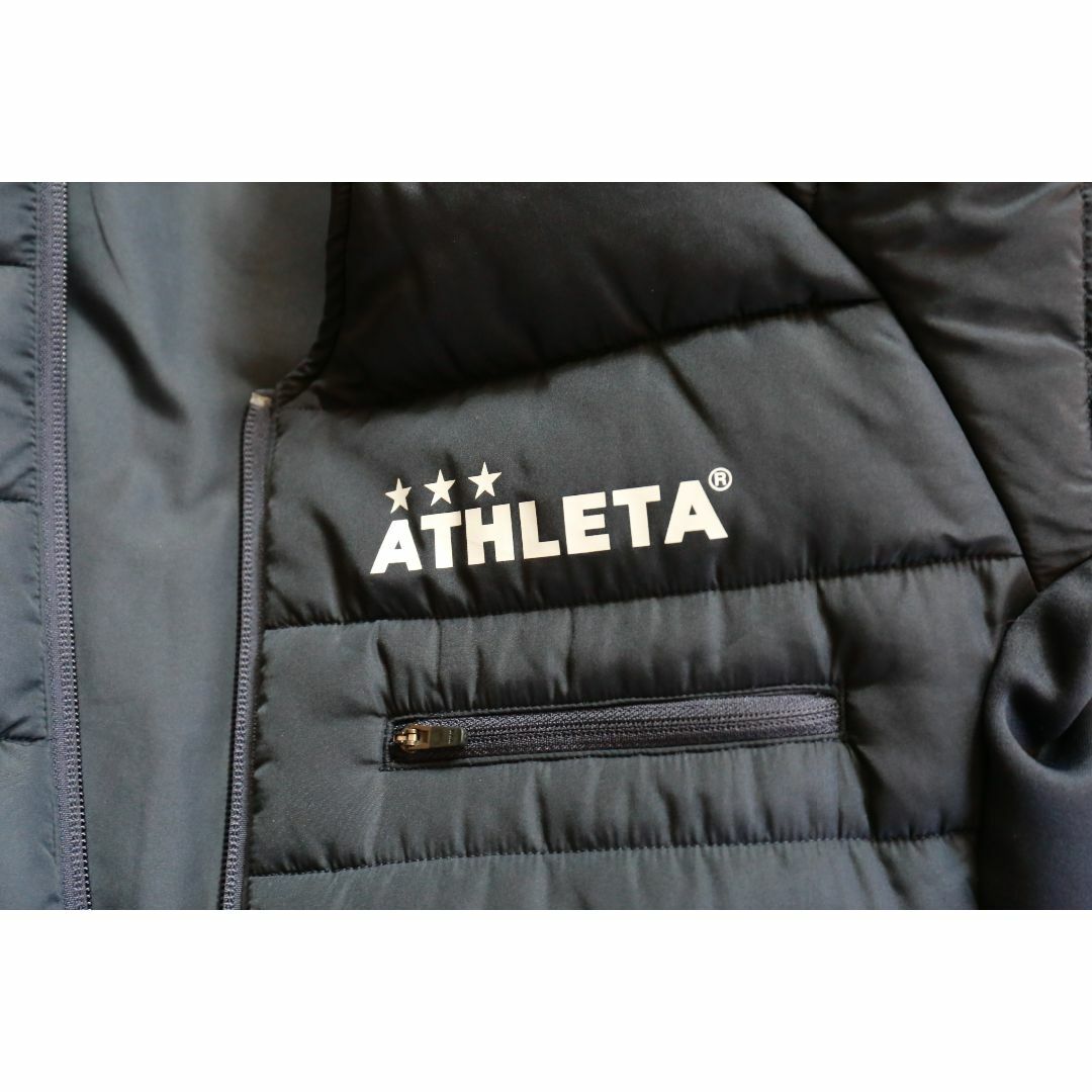 ATHLETA(アスレタ)のATHLETE■中綿ノーカラージャケット☆ネイビー★美品 スポーツ/アウトドアのサッカー/フットサル(ウェア)の商品写真