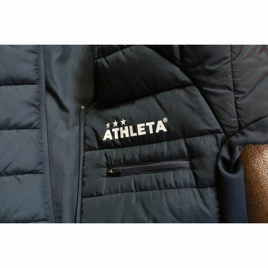 ATHLETA(アスレタ)のATHLETE■中綿ノーカラージャケット☆ネイビー★美品 スポーツ/アウトドアのサッカー/フットサル(ウェア)の商品写真