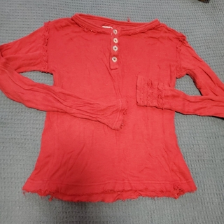 ブーフーウー(BOOFOOWOO)のｷｯｽﾞ120👶ﾌﾞｰﾌｰｳｰ赤色ダメージ加工ロングTｼｬﾂ(Tシャツ/カットソー)