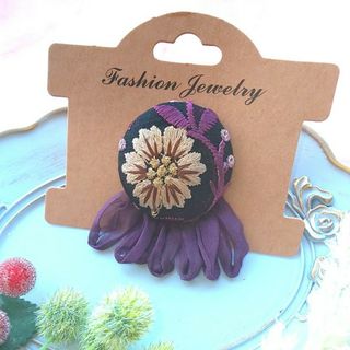 ブラックとベージュの花模様のインド刺繍くるみボタンのポニーフック(ヘアアクセサリー)