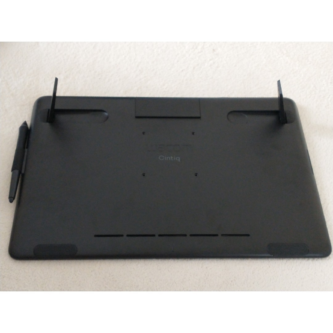 Wacom(ワコム)のWacom Cintiq16 FHD DTK1660K1D スマホ/家電/カメラのPC/タブレット(PC周辺機器)の商品写真