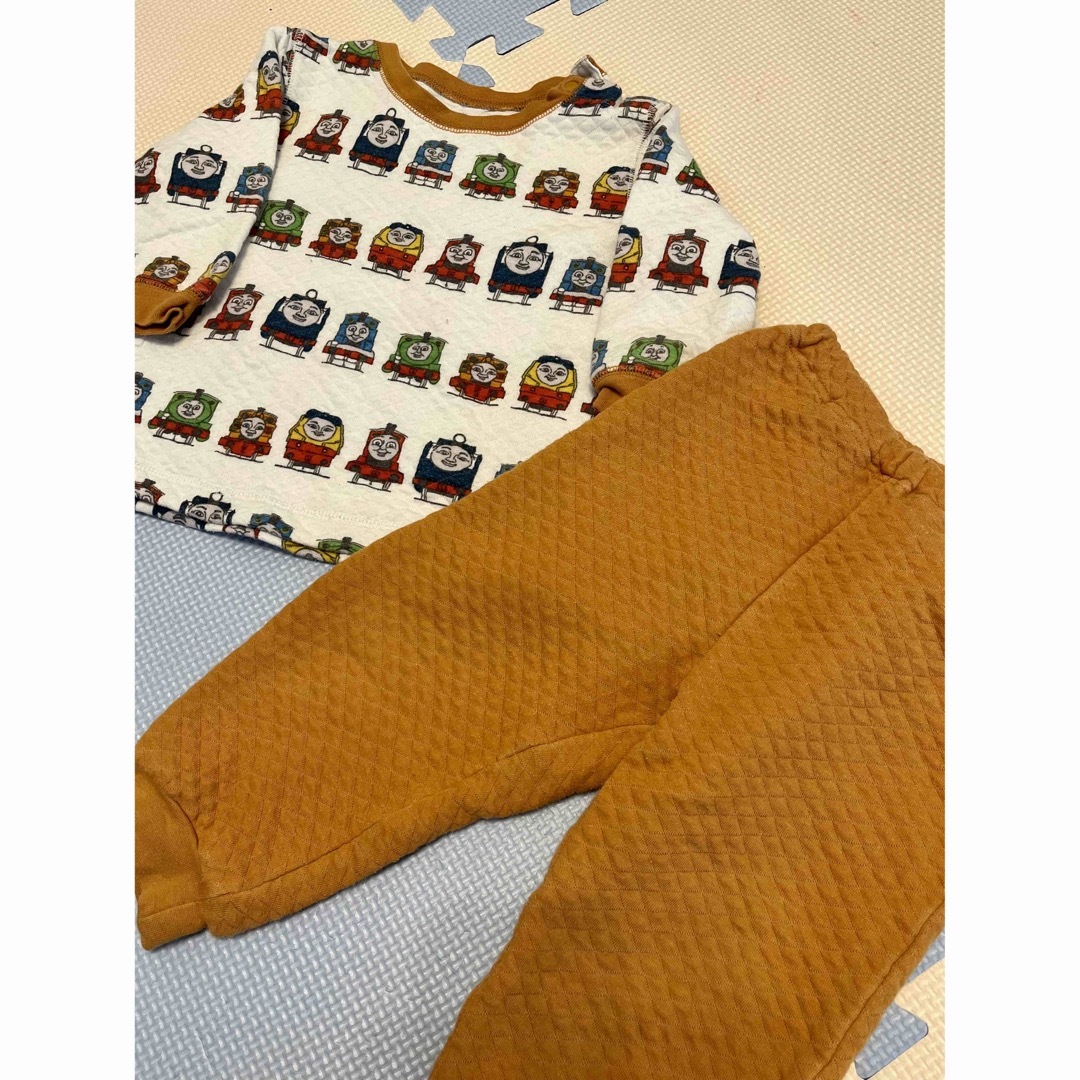 UNIQLO(ユニクロ)のUNIQLO トーマスキルトパジャマ　90 キッズ/ベビー/マタニティのキッズ服男の子用(90cm~)(パジャマ)の商品写真