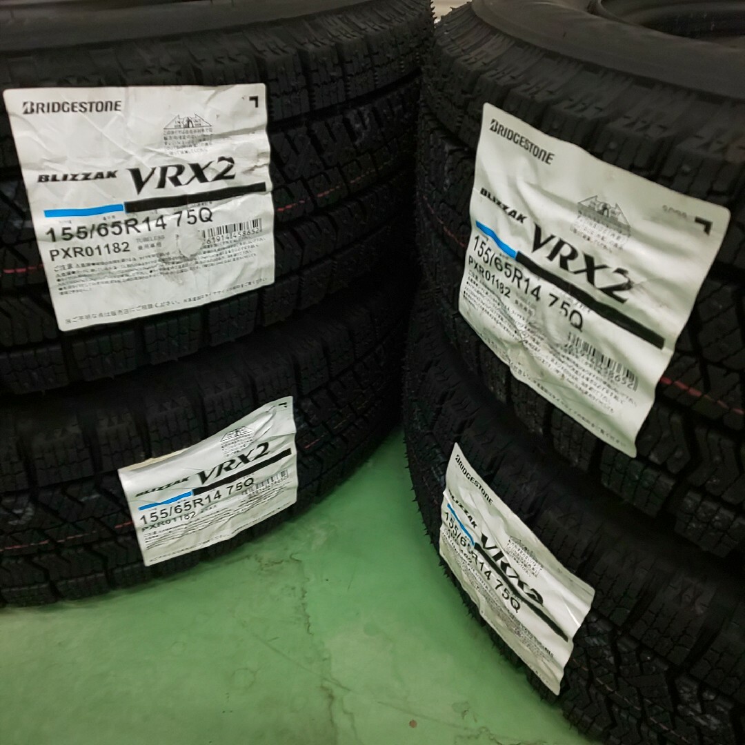 BRIDGESTONE(ブリヂストン)の送料無料新品ブリヂストンVRX2 155/65R14　23年製×中古14インチ9 自動車/バイクの自動車(タイヤ・ホイールセット)の商品写真