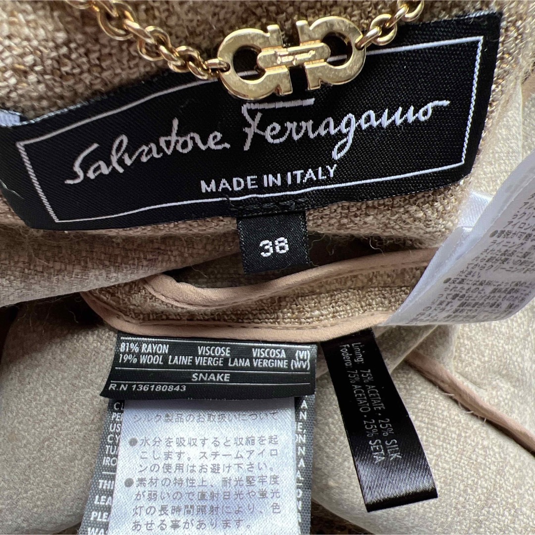 Salvatore Ferragamo(サルヴァトーレフェラガモ)の美品　サルバトーレフェラガモ  パイソン　レザー　トリミング　ジャケット　 レディースのジャケット/アウター(ノーカラージャケット)の商品写真