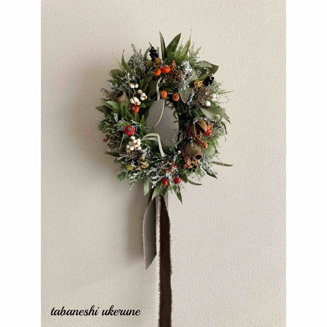 数種類の実物と針葉樹を紡いだ　オーバル型のクリスマス　リース　ドライフラワー
