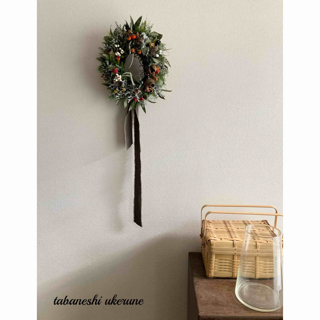 数種類の実物と針葉樹を紡いだ　オーバル型のクリスマス　リース　ドライフラワー