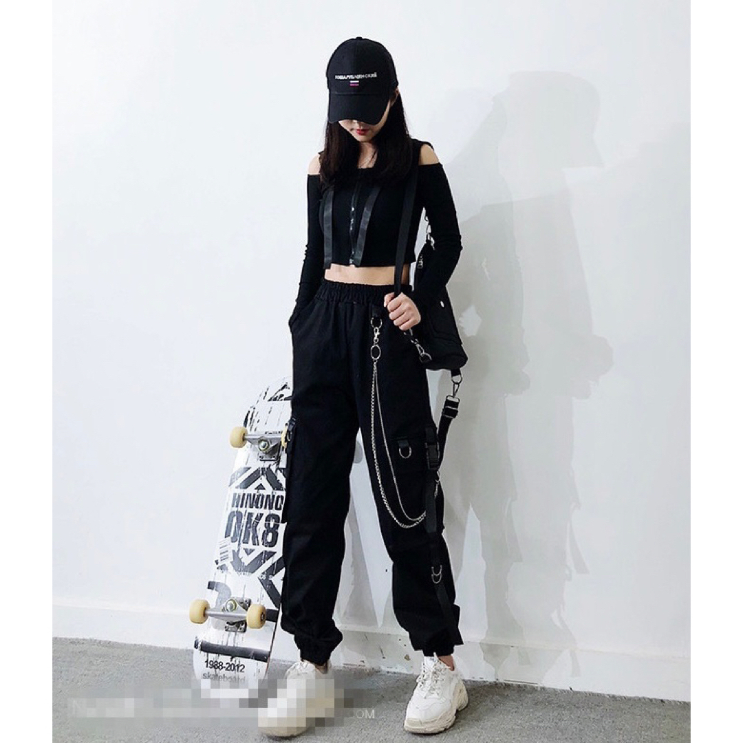 ▪️チェーン付き黒カーゴパンツ【 XXL size 】韓国ファッションストリート レディースのパンツ(ワークパンツ/カーゴパンツ)の商品写真