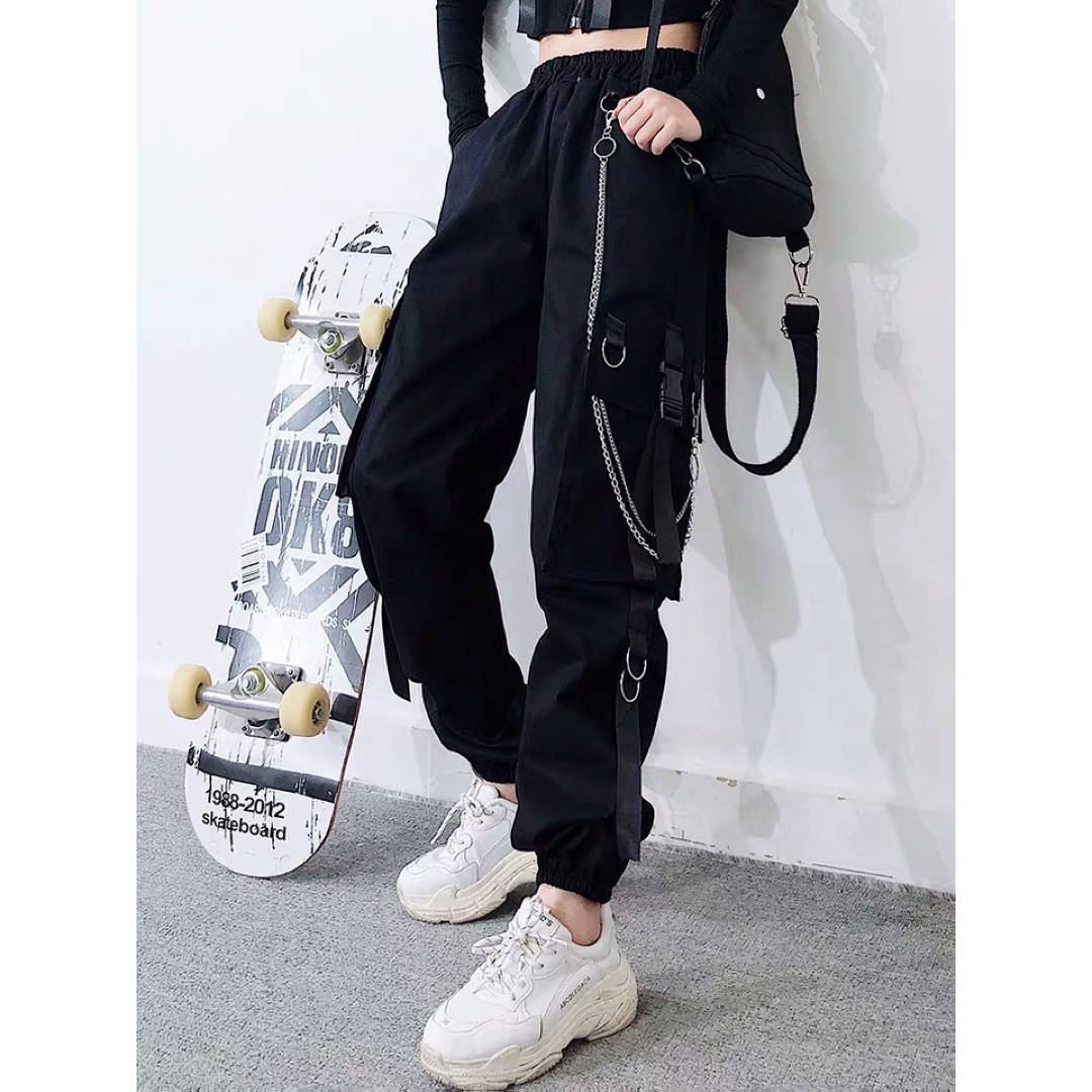 ▪️チェーン付き黒カーゴパンツ【 XXL size 】韓国ファッションストリート レディースのパンツ(ワークパンツ/カーゴパンツ)の商品写真