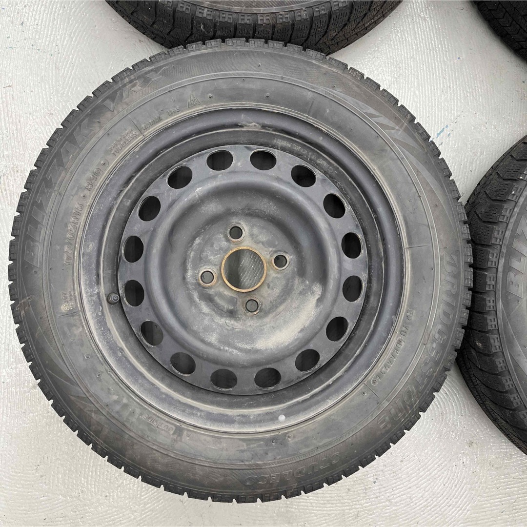 BRIDGESTONE - トヨタアクアスタッドレスタイヤ175/65R15 DAA-NHP10の