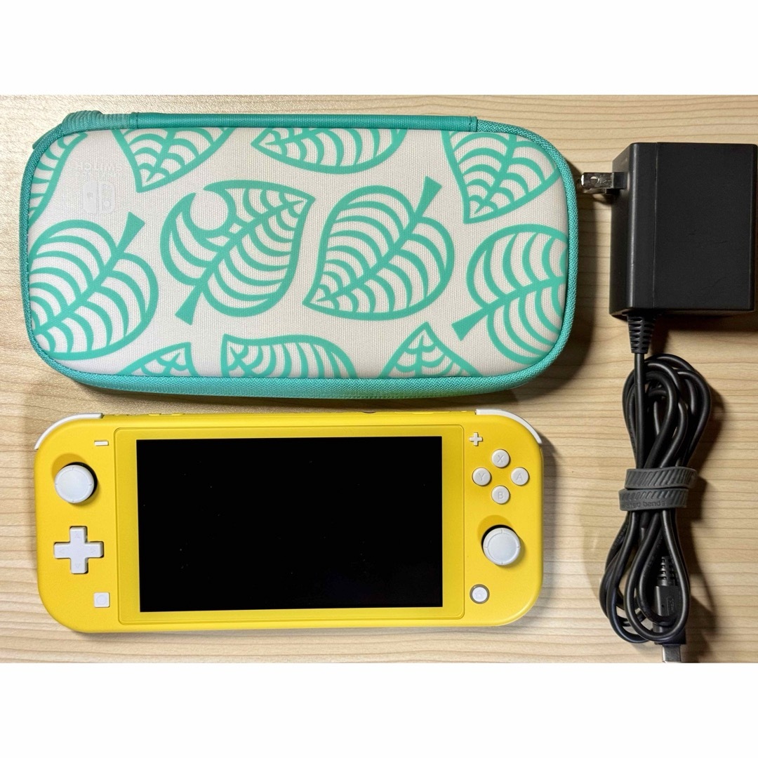 Nintendo Switch(ニンテンドースイッチ)のNintendo Switch Lite イエロー ＋ ポーチ 欠品なし エンタメ/ホビーのゲームソフト/ゲーム機本体(家庭用ゲーム機本体)の商品写真