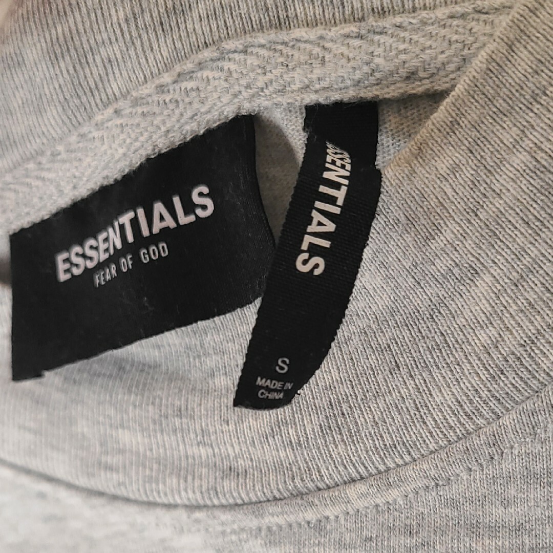 FEAR OF GOD(フィアオブゴッド)のFOG ESSENTIALS バックロゴプレート 長袖tシャツ sizeS メンズのトップス(Tシャツ/カットソー(七分/長袖))の商品写真