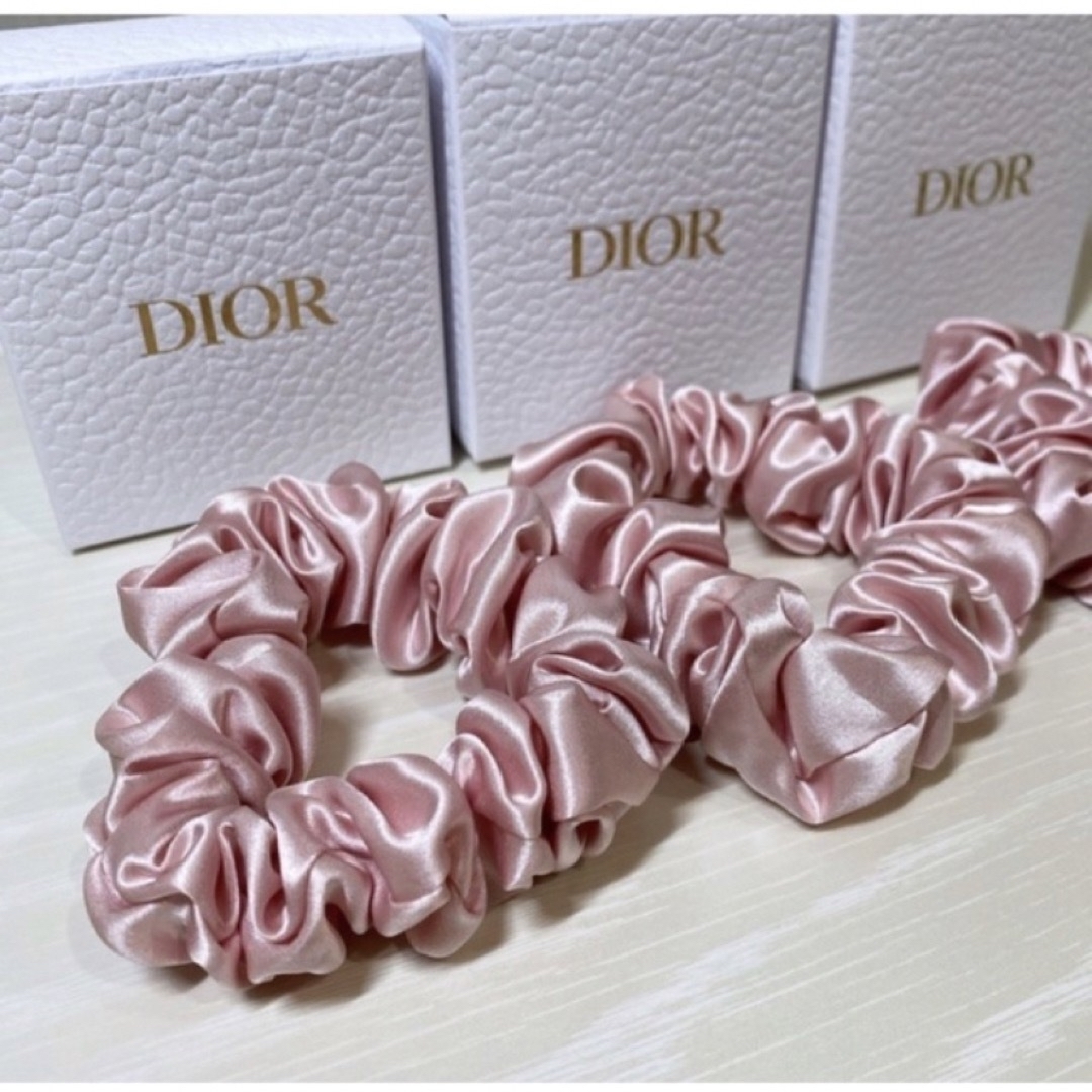 Christian Dior(クリスチャンディオール)の【新品未使用】DIOR ディオール シュシュ ヘアゴム サテンピンク×3点 レディースのヘアアクセサリー(ヘアゴム/シュシュ)の商品写真