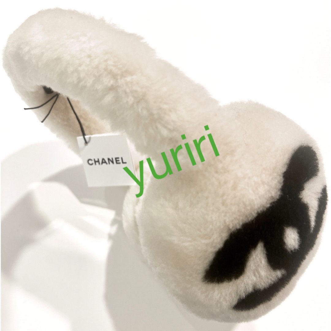 CHANEL(シャネル)の🤍シャネル🖤ココネージュ❄️新品✨ホワイト×ブラックCCマーク付きイヤーマフ💖 レディースのファッション小物(イヤーマフ)の商品写真