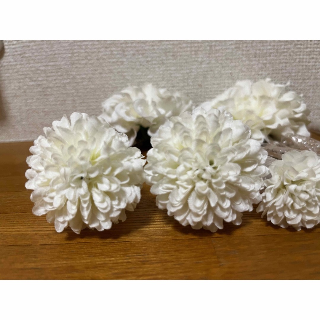 白い造花の髪飾りセット　成人式　結婚式　前撮り ハンドメイドのアクセサリー(ヘアアクセサリー)の商品写真