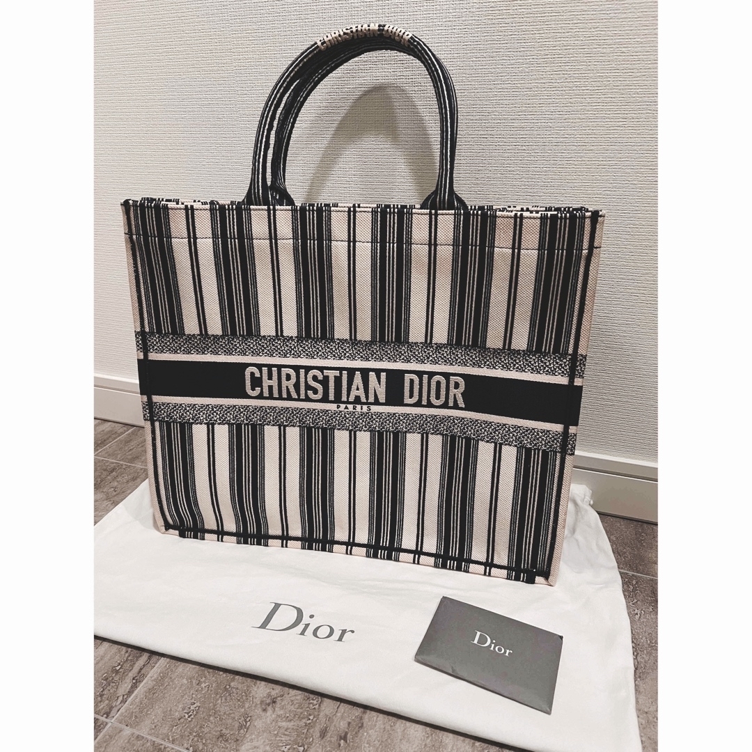 Christian Dior(クリスチャンディオール)のDiorブックトート☆ラージサイズ レディースのバッグ(トートバッグ)の商品写真