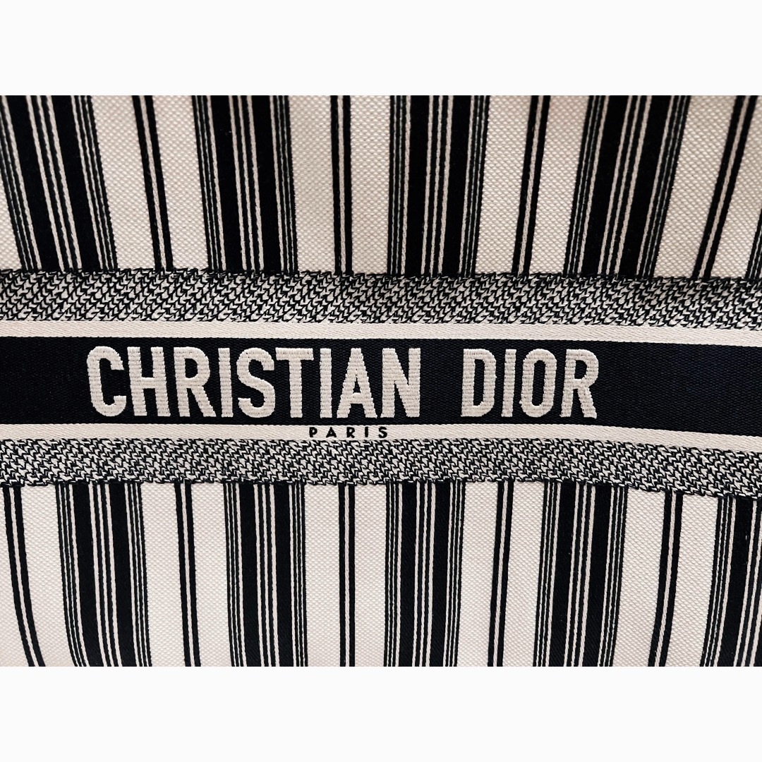 Christian Dior(クリスチャンディオール)のDiorブックトート☆ラージサイズ レディースのバッグ(トートバッグ)の商品写真