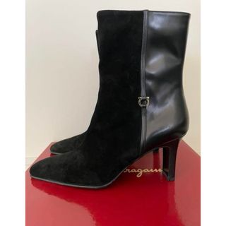 サルヴァトーレフェラガモ(Salvatore Ferragamo)の未使用【フェラガモ】ショートブーツ スエード＆カーフ 7cmヒール 黒(ブーツ)