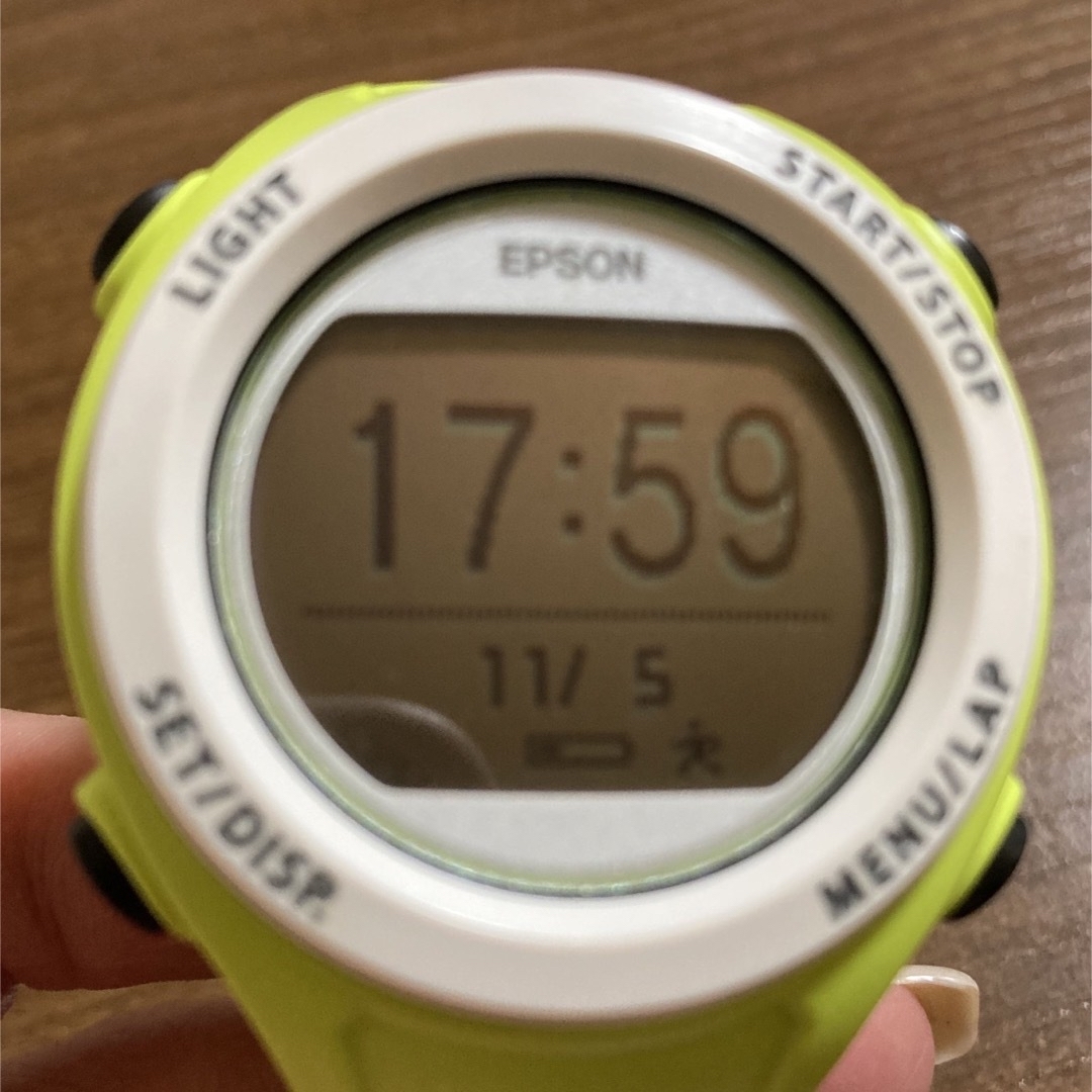 EPSON(エプソン)のエプソン／GPS機能付き腕時計／イエローグリーン スポーツ/アウトドアのランニング(その他)の商品写真