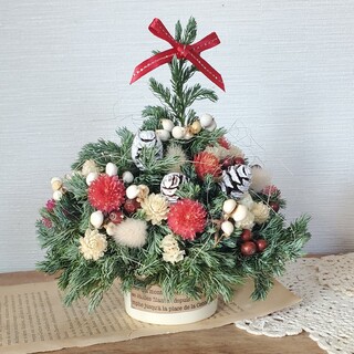 ホワイト陶器のナチュラルクリスマスツリー　ドライフラワーアレンジ　卓上ツリー(置物)