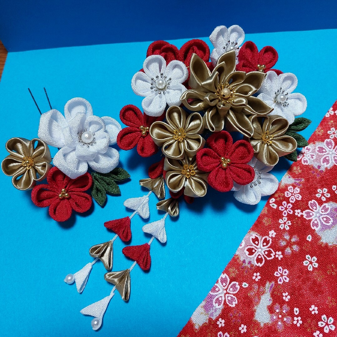 つまみ細工　髪飾り　卒業式袴　成人式　赤白金(2) ハンドメイドのアクセサリー(ヘアアクセサリー)の商品写真