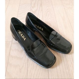 プラダ(PRADA)のPRADA プラダ  ロゴ入り　ローファー　フラットシューズ　パンプス　革靴(ローファー/革靴)