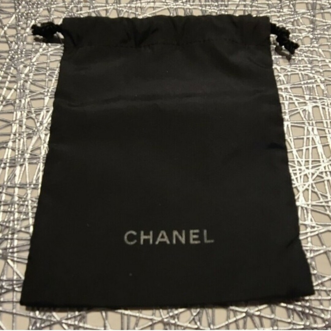 CHANEL(シャネル)のCHANEL シャネル ノベルティ ミニ 巾着　小物入れ バッグ　巾着袋 レディースのファッション小物(ポーチ)の商品写真