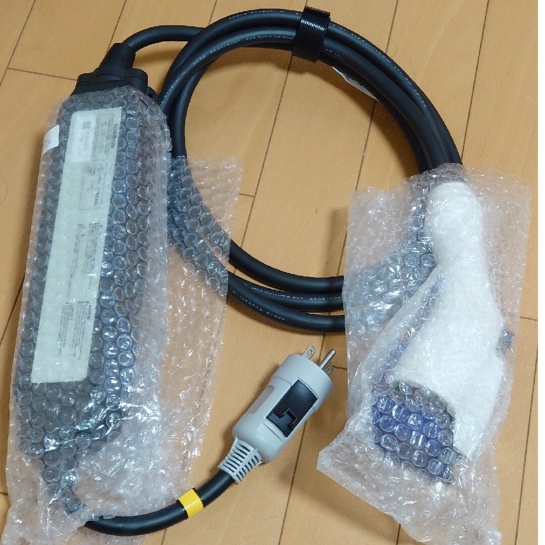 日産(ニッサン)の《新品》新ロゴ 日産 純正 充電ケーブル 3m 6WX2A 自動車/バイクの自動車(車内アクセサリ)の商品写真