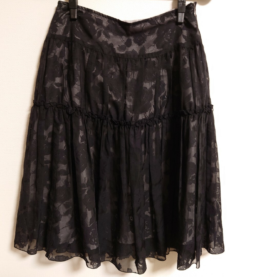L'EST ROSE(レストローズ)の【匿名配送】レストローズ 花柄スカート フレア フェミニン 大人可愛い ブラック レディースのスカート(ひざ丈スカート)の商品写真