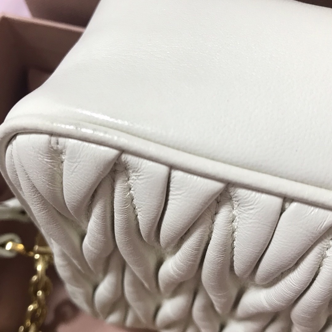 miumiuショルダー-