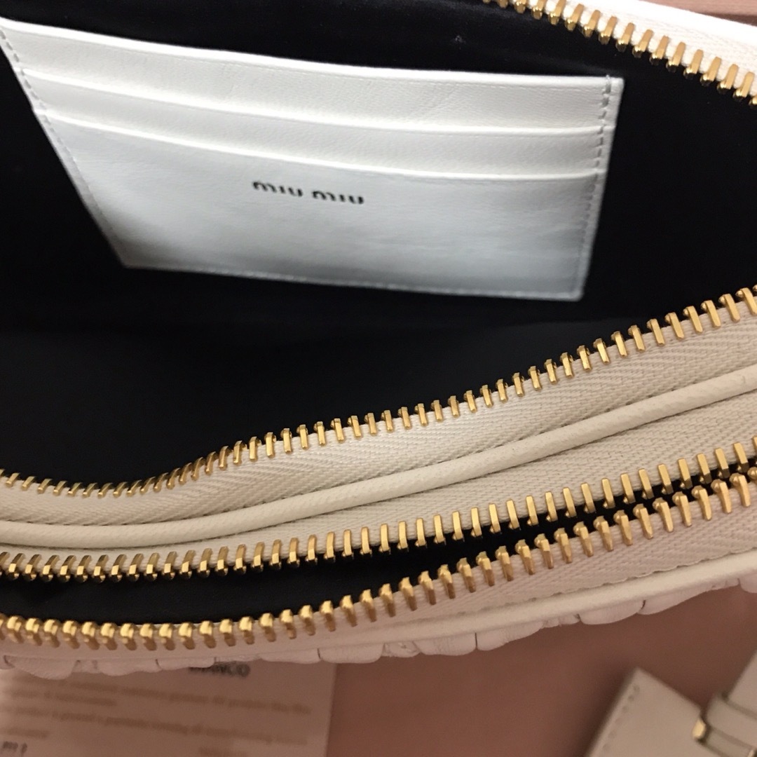 miumiuショルダー-