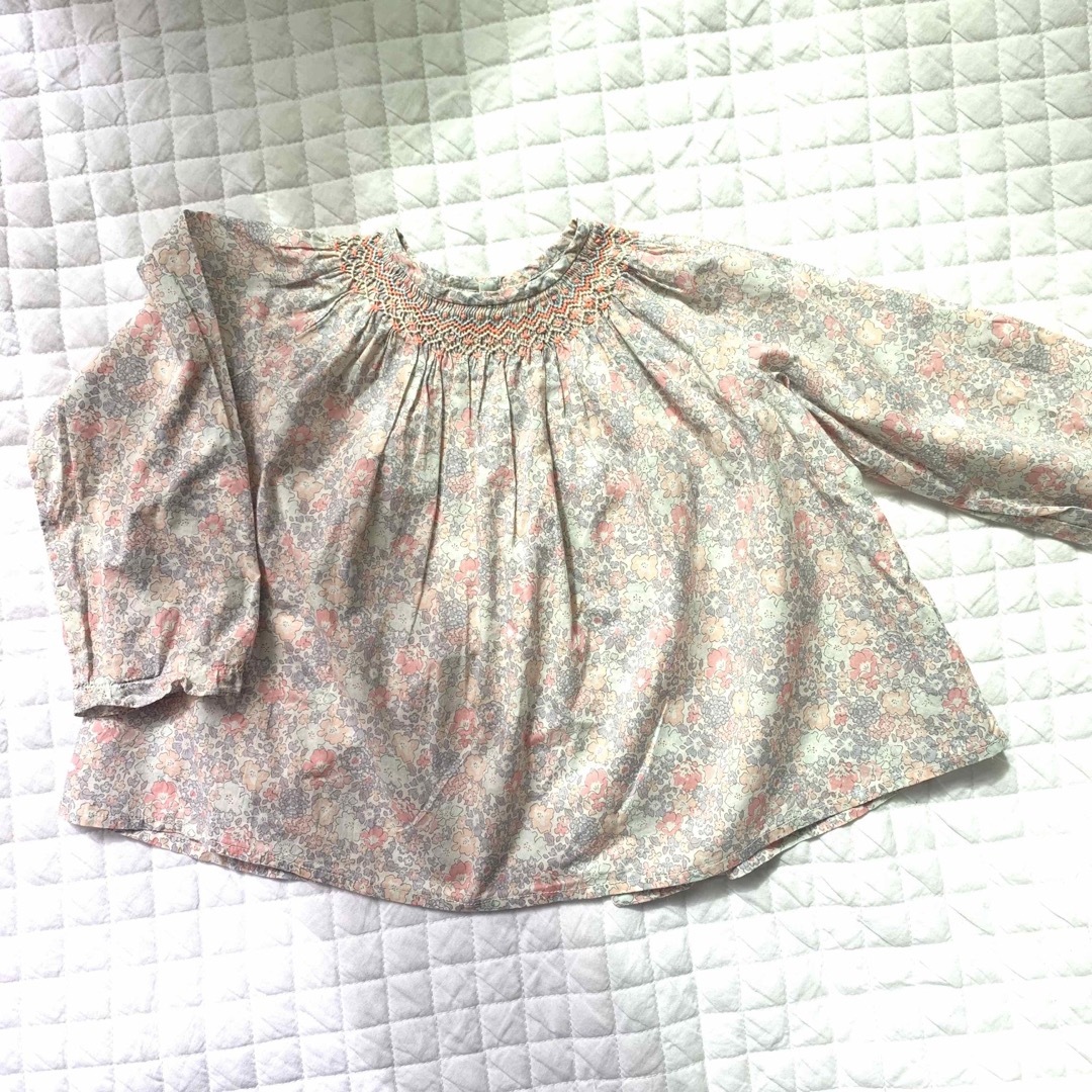 Bonpoint(ボンポワン)のBonpointリバティミシェル　　スモッキングブラウス2y キッズ/ベビー/マタニティのキッズ服女の子用(90cm~)(ブラウス)の商品写真