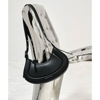 チャールズアンドキース(Charles and Keith)のチャールズアンドキース　バッグ(ショルダーバッグ)