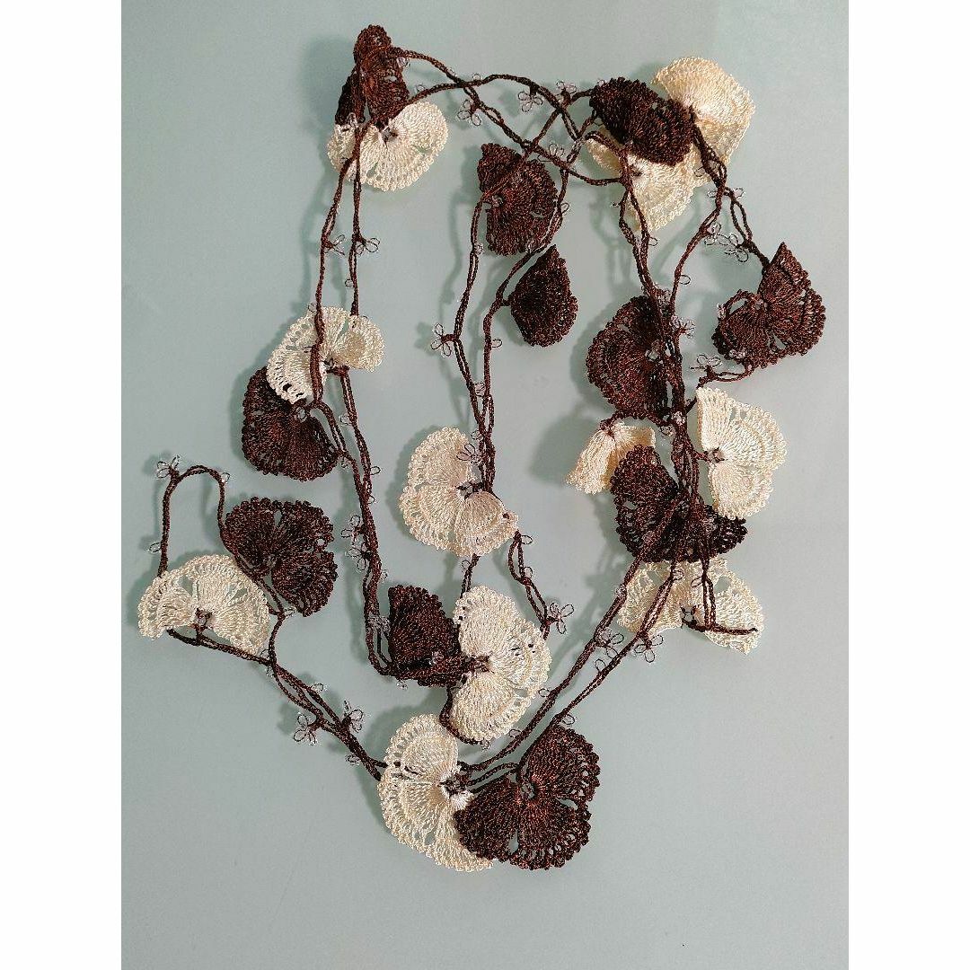 r2-8 オヤ刺繍　ラリエット　ネックレス　ブラウン　ホワイト　お花刺繍　手芸 レディースのアクセサリー(ネックレス)の商品写真