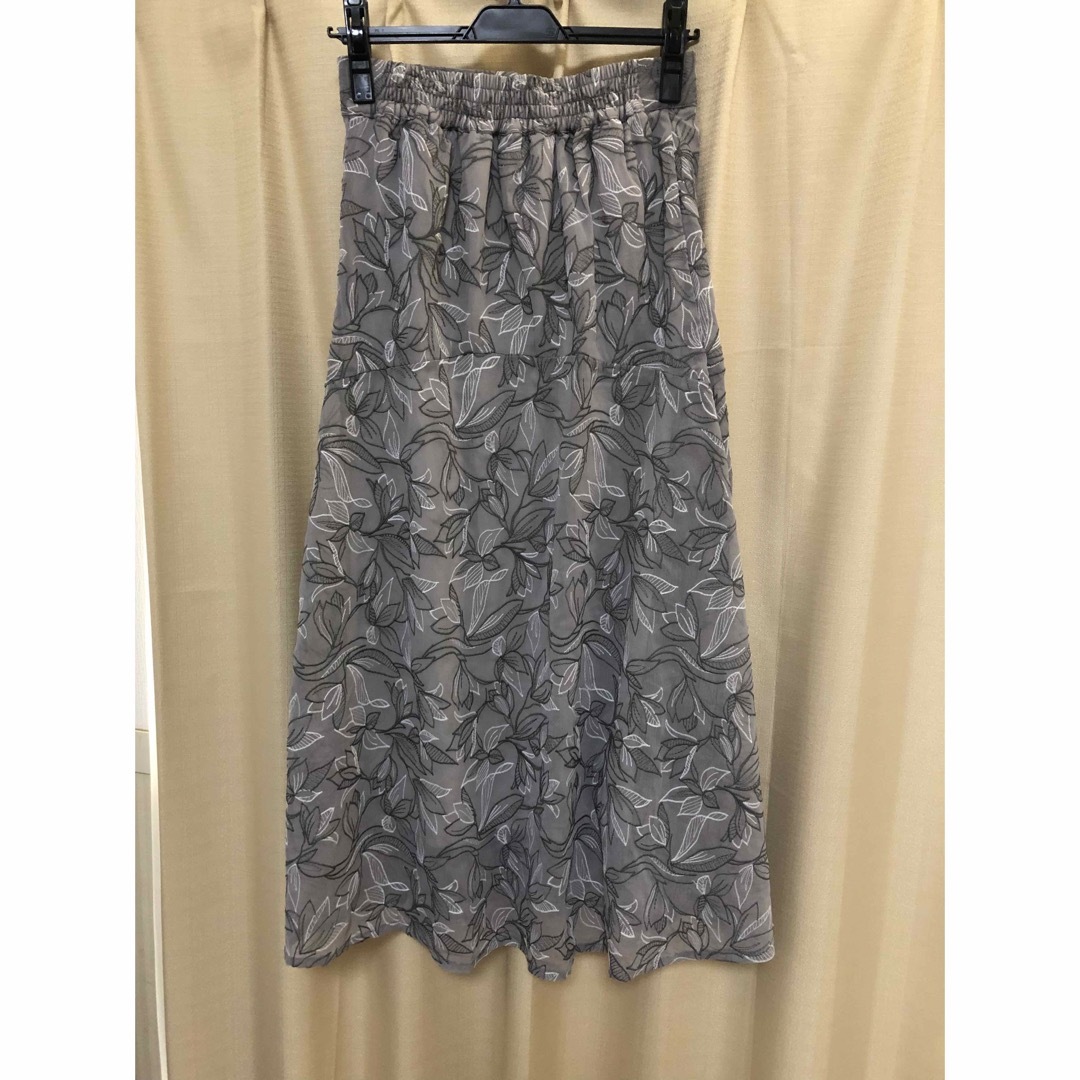 GRL(グレイル)のグレイル　花柄刺繍楊柳シフォンフレアスカート[tu411] グレー レディースのスカート(ロングスカート)の商品写真