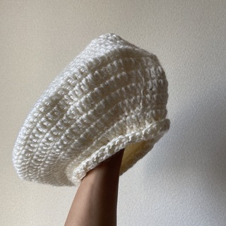 ベレー帽　ニット帽　クロシェニット　クロシェ　かぎ針編み　オフホワイト　手作り(ハンチング/ベレー帽)