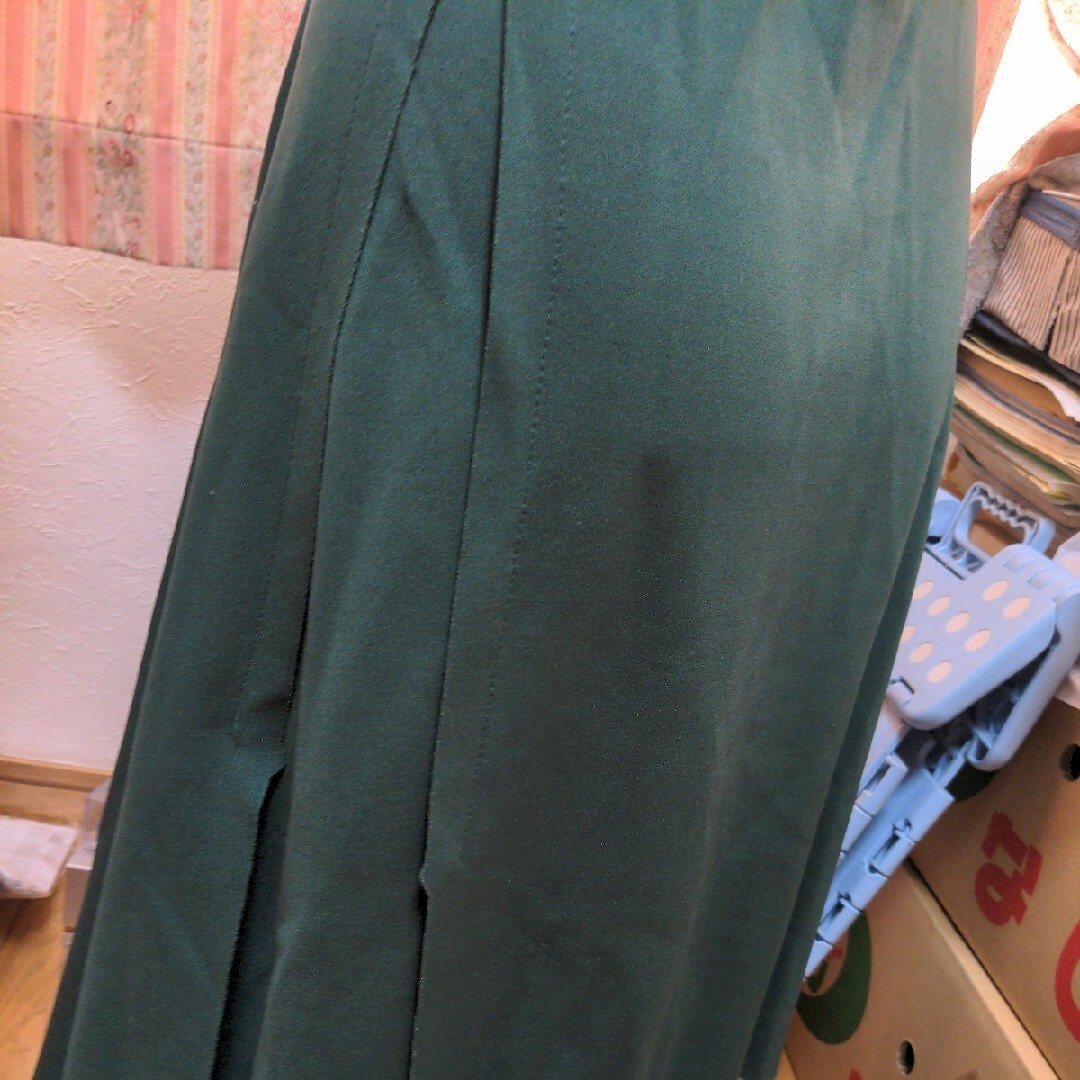ロングスカート　緑　ウエストゴムなので伸びますM〜Ｌサイズ レディースのスカート(ロングスカート)の商品写真
