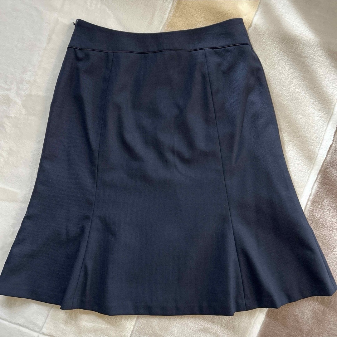 青山(アオヤマ)の【青山 AOYAMA】　台形 スカート   濃紺　M・9号 レディースのスカート(ひざ丈スカート)の商品写真