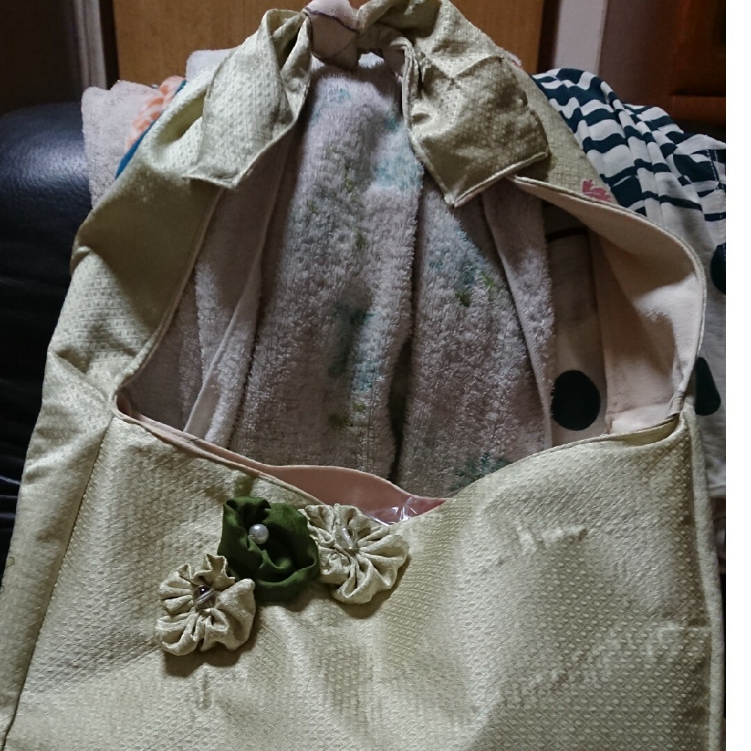着物リメイク、テカり薄グリーン小花柄、お花ビーズ付 バッグ、ハンドメイド ハンドメイドのファッション小物(バッグ)の商品写真