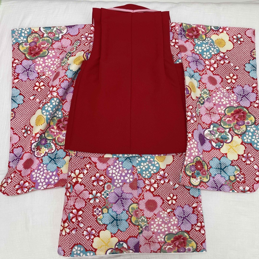 七五三　着物　3歳　赤　女の子 キッズ/ベビー/マタニティのキッズ服女の子用(90cm~)(和服/着物)の商品写真